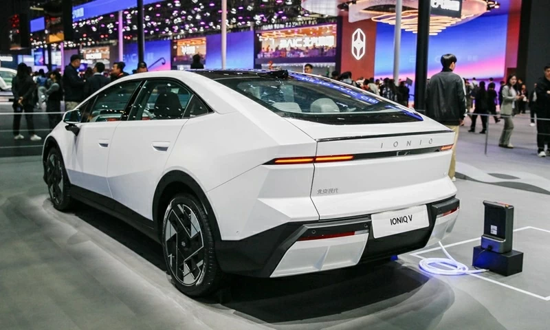 Phía sau Hyundai Ioniq V sử dụng dải đèn Dimensional Star Track, tạo sự liên kết về mặt thiết kế.