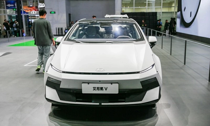 Phần đầu Ioniq V nổi bật với cụm đèn Dimensional Light Blade kéo dài theo phương ngang, kết hợp với đèn pha tách rời đặt thấp.