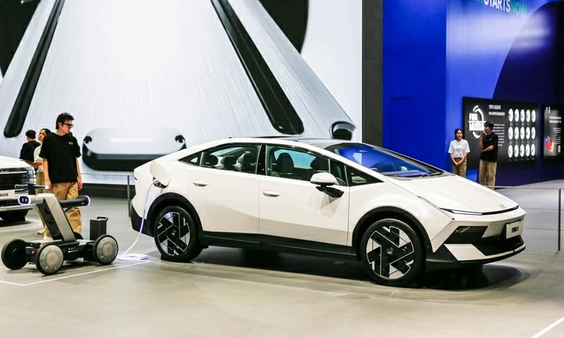 Hyundai Ioniq V ra mắt tại Bắc Kinh với thiết kế khí động học và nhiều chi tiết mới. Hyundai Ioniq V ra mắt tại Bắc Kinh với thiết kế khí động học và nhiều chi tiết mới.