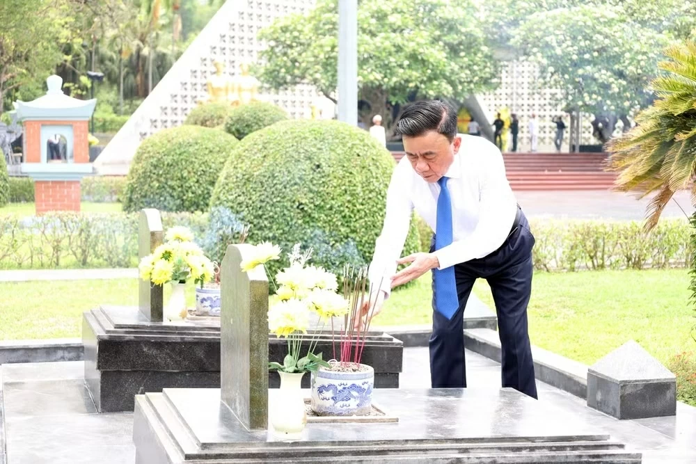 Thường trực Ban Bí thư Trần Cẩm Tú dâng hương tưởng niệm các Anh hùng liệt sĩ tại Điện Biên Thường trực Ban Bí thư Trần Cẩm Tú dâng hương tưởng niệm các Anh hùng liệt sĩ tại Điện Biên