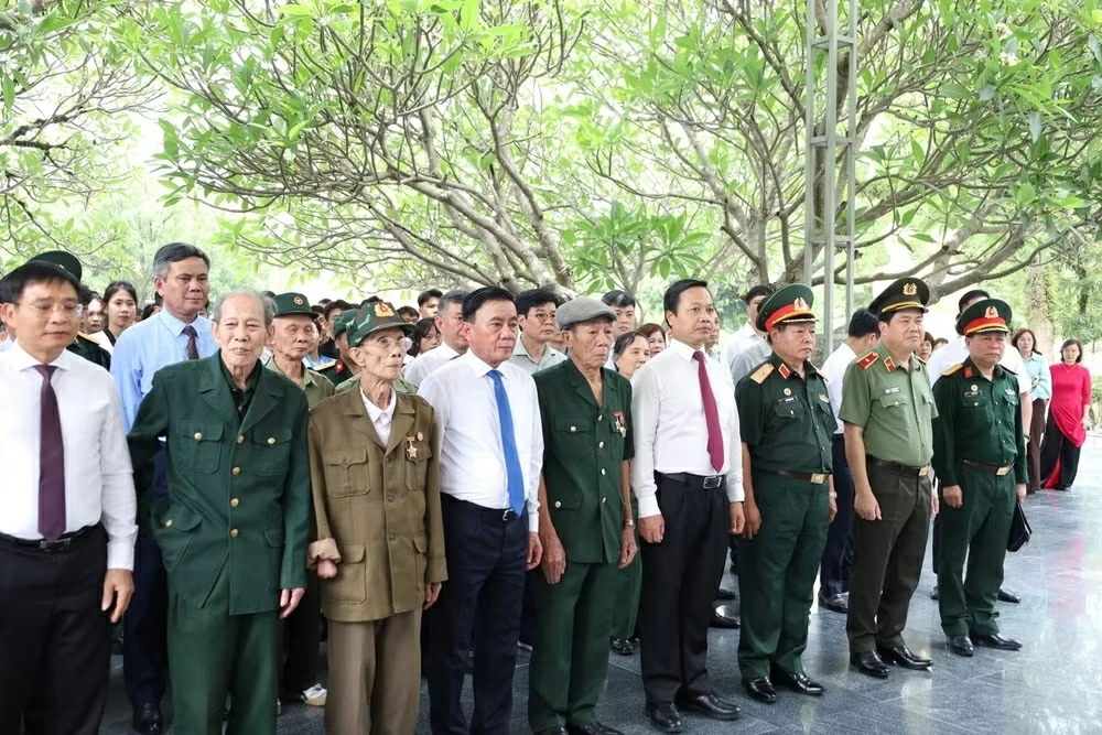 Thường trực Ban Bí thư Trần Cẩm Tú dâng hương tưởng niệm các Anh hùng liệt sĩ tại Điện Biên