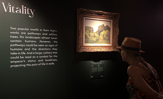 Triển lãm tranh Hàm Nghi thu hút khách quốc tế