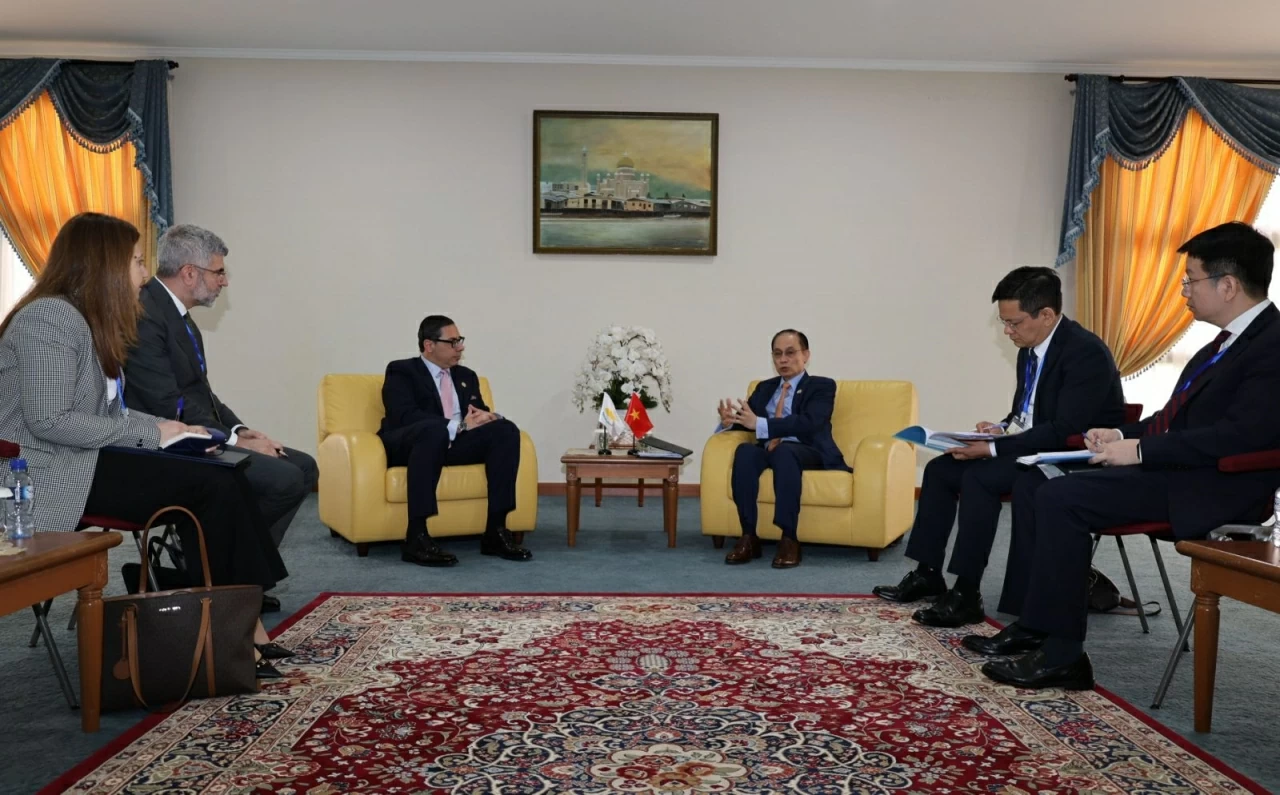 Bộ trưởng Ngoại giao Lê Hoài Trung tiếp xúc song phương tại Hội nghị Bộ trưởng Ngoại giao ASEAN-EU lần thứ 25