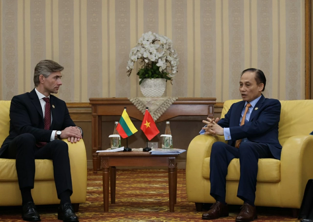 Bộ trưởng Ngoại giao Lê Hoài Trung tiếp xúc song phương tại Hội nghị Bộ trưởng Ngoại giao ASEAN-EU lần thứ 25