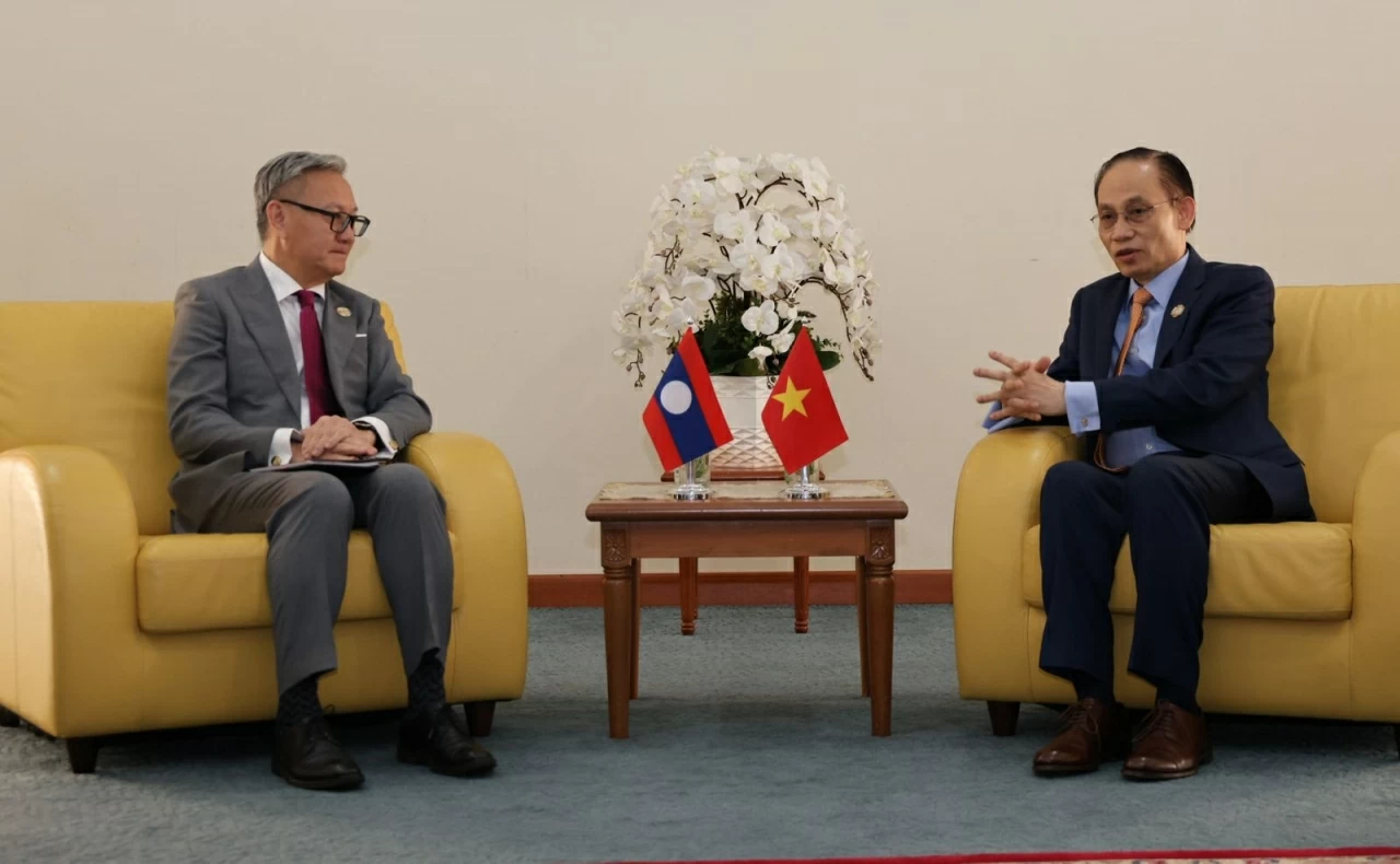 Bộ trưởng Ngoại giao Lê Hoài Trung tiếp xúc song phương tại Hội nghị Bộ trưởng Ngoại giao ASEAN-EU lần thứ 25 Bộ trưởng Ngoại giao Lê Hoài Trung tiếp xúc song phương tại Hội nghị Bộ trưởng Ngoại giao ASEAN-EU lần thứ 25