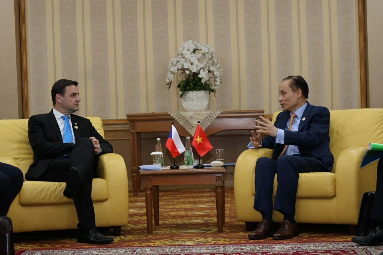 Bộ trưởng Ngoại giao Lê Hoài Trung tiếp xúc song phương tại Hội nghị Bộ trưởng Ngoại giao ASEAN-EU lần thứ 25