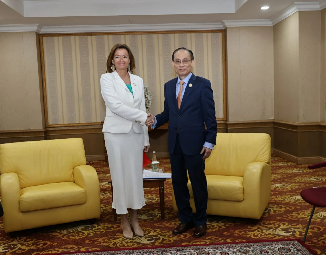 Bộ trưởng Ngoại giao Lê Hoài Trung tiếp xúc song phương tại Hội nghị Bộ trưởng Ngoại giao ASEAN-EU lần thứ 25 Bộ trưởng Ngoại giao Lê Hoài Trung tiếp xúc song phương tại Hội nghị Bộ trưởng Ngoại giao ASEAN-EU lần thứ 25