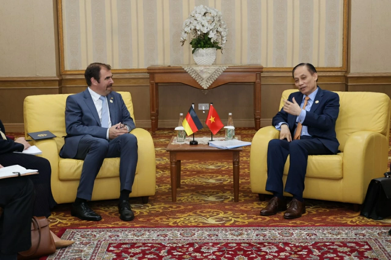 Bộ trưởng Ngoại giao Lê Hoài Trung tiếp xúc song phương tại Hội nghị Bộ trưởng Ngoại giao ASEAN-EU lần thứ 25