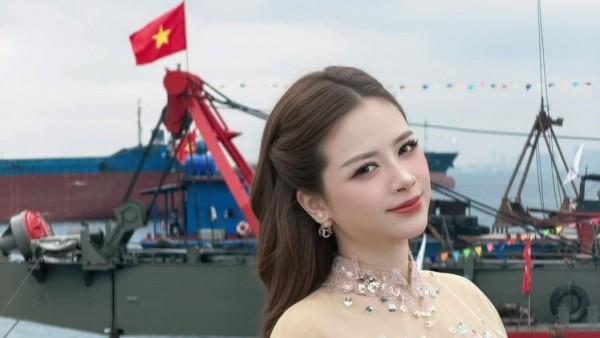 Sao Việt: Ca sĩ Dương Hoàng Yến đẹp dịu dàng, Midu đăng ảnh đời thường sành điệu