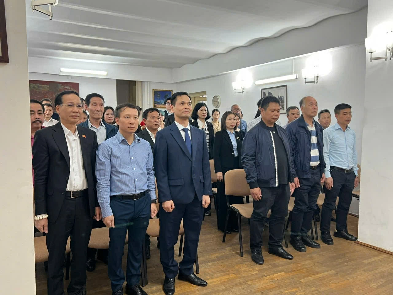 Các đại biểu chào cờ tại buổi lễ. (Nguồn: Đại sứ quán Việt Nam tại Rumani)