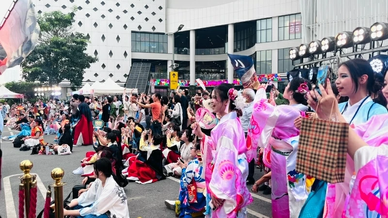 Không khí lễ hội náo nhiệt.