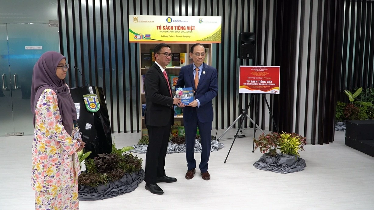 Bộ trưởng Ngoại giao Lê Hoài Trung tặng tủ sách tiếng Việt, thúc đẩy ngoại giao văn hóa tại Brunei Bộ trưởng Ngoại giao Lê Hoài Trung tặng tủ sách tiếng Việt, thúc đẩy ngoại giao văn hóa tại Brunei