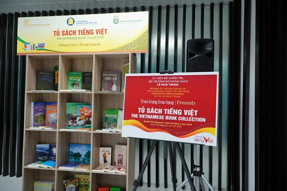 Bộ trưởng Ngoại giao Lê Hoài Trung tặng tủ sách tiếng Việt, thúc đẩy ngoại giao văn hóa tại Brunei