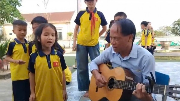 Tiếng đàn giờ ra chơi trong trường học Hà Tĩnh