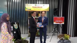 Bộ trưởng Ngoại giao Lê Hoài Trung tặng tủ sách tiếng Việt, thúc đẩy Ngoại giao văn hóa tại Brunei