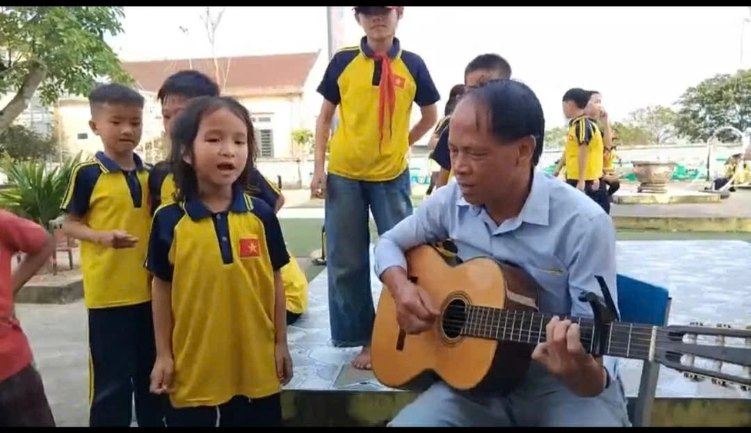 Tiếng đàn giờ ra chơi trong trường học Hà Tĩnh