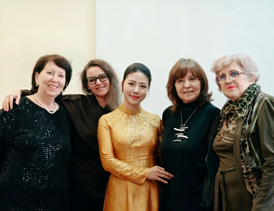 Quán quân Sao Mai 2015 dòng nhạc thính phòng tốt nghiệp Tiến sĩ Âm nhạc với 100% phiếu tuyệt đối Quán quân Sao Mai 2015 dòng nhạc thính phòng tốt nghiệp Tiến sĩ Âm nhạc với 100% phiếu tuyệt đối