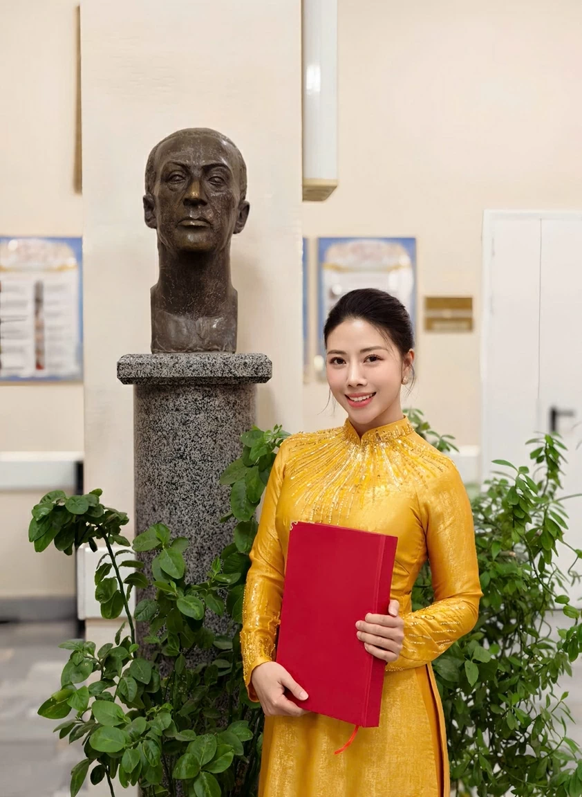 Quán quân Sao Mai 2015 dòng nhạc thính phòng tốt nghiệp Tiến sĩ Âm nhạc với 100% phiếu tuyệt đối Nguyễn Bảo Yến – ca sĩ Việt đầu tiên bảo vệ thành công Tiến sĩ Âm nhạc tại Nga