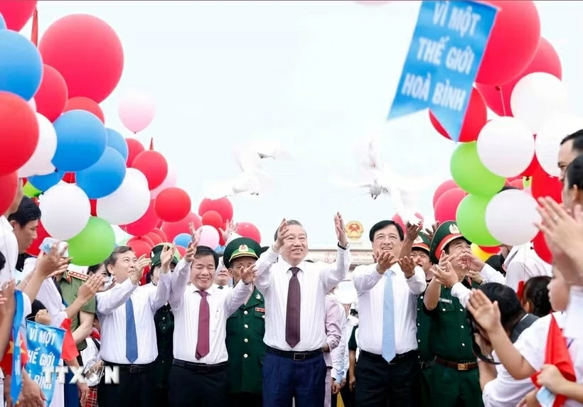 Tổng Bí thư, Chủ tịch nước Tô Lâm dự Lễ thượng cờ Thống nhất non sông tại Quảng Trị