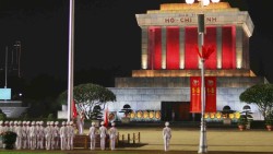 Nghi lễ thượng cờ, hạ cờ Việt Nam gây xúc động với du khách quốc tế