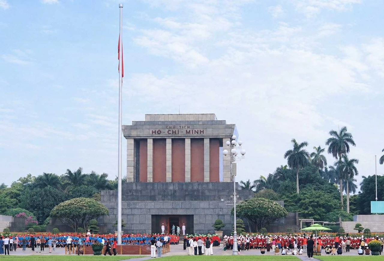 Nghi lễ thượng cờ, hạ cờ Việt Nam gây xúc động với du khách quốc tế Nghi lễ thượng cờ, hạ cờ Việt Nam gây xúc động với du khách quốc tế