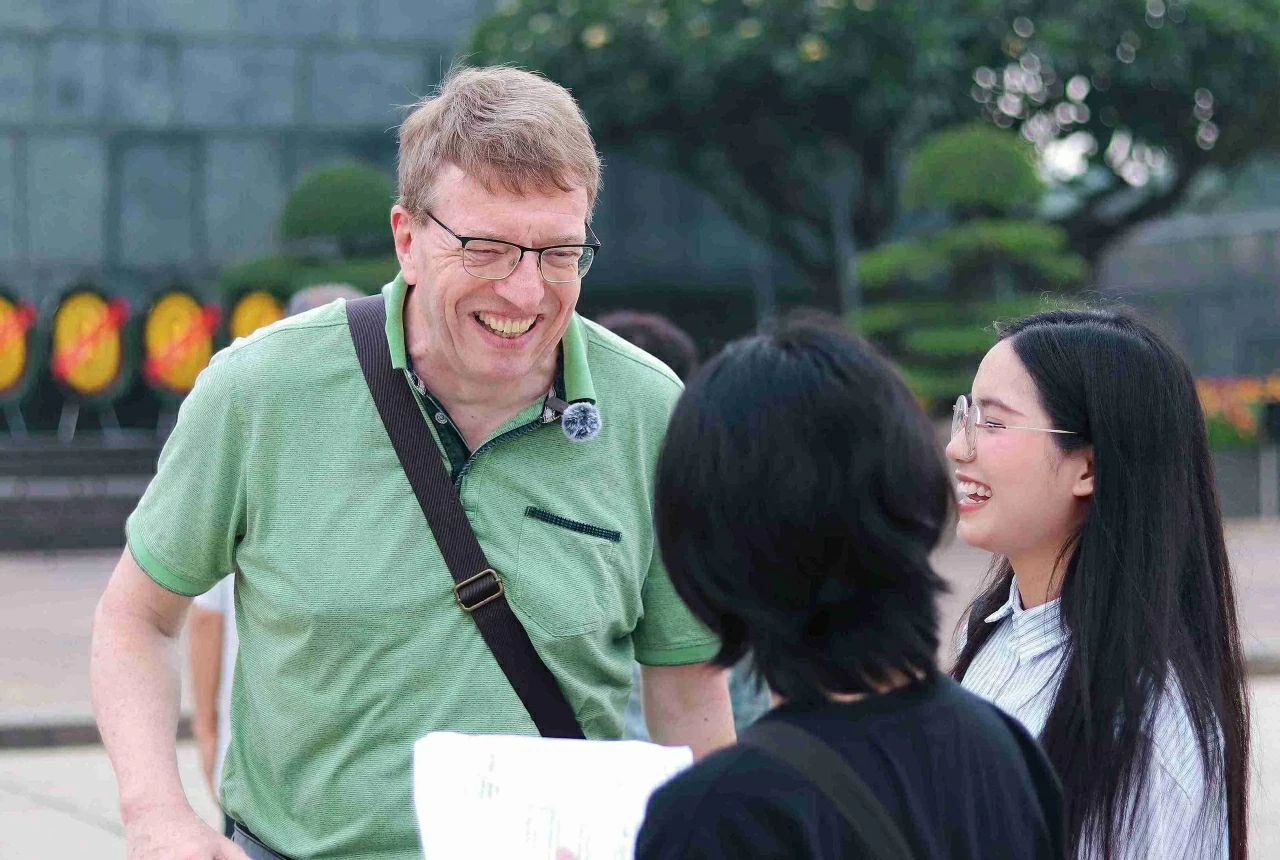 Nghi lễ thượng cờ, hạ cờ Việt Nam gây xúc động với du khách quốc tế