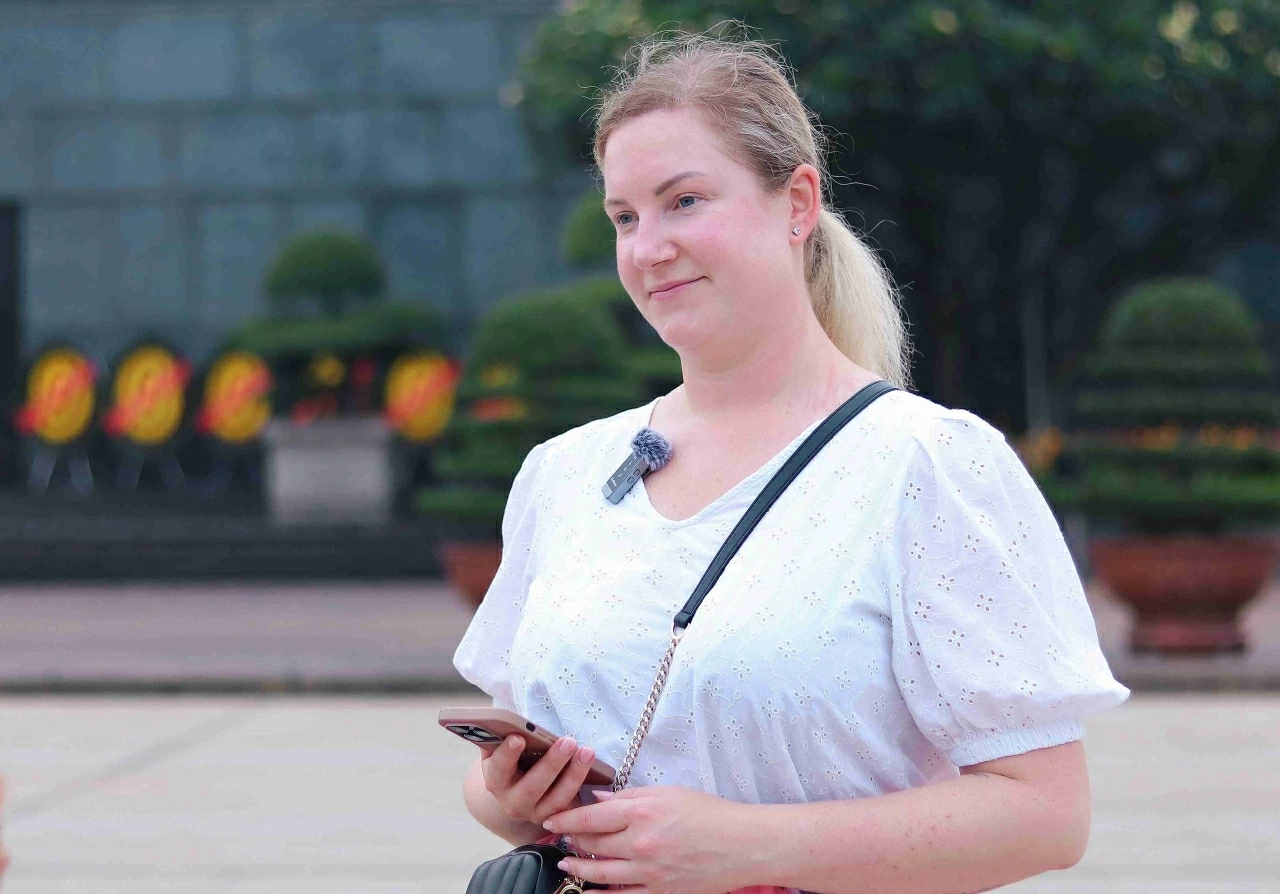 Nghi lễ thượng cờ, hạ cờ Việt Nam gây xúc động với du khách quốc tế