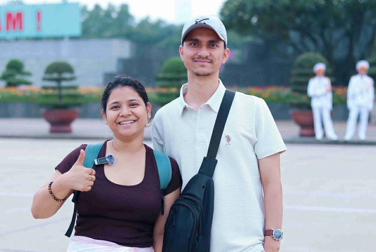 Nghi lễ thượng cờ, hạ cờ Việt Nam gây xúc động với du khách quốc tế