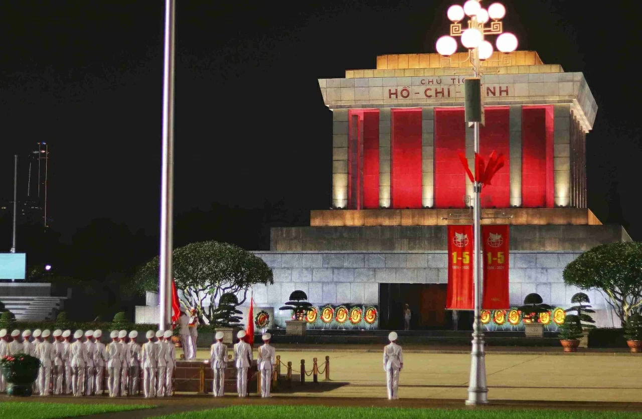 Nghi lễ thượng cờ, hạ cờ Việt Nam gây xúc động với du khách quốc tế Nghi lễ thượng cờ, hạ cờ Việt Nam gây xúc động với du khách quốc tế