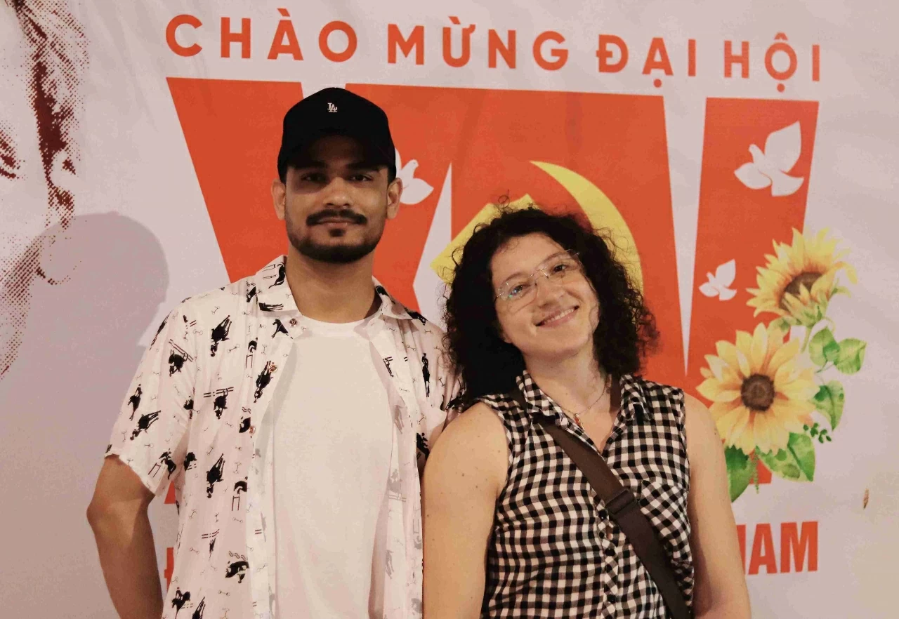 Nghi lễ thượng cờ, hạ cờ Việt Nam gây xúc động với du khách quốc tế