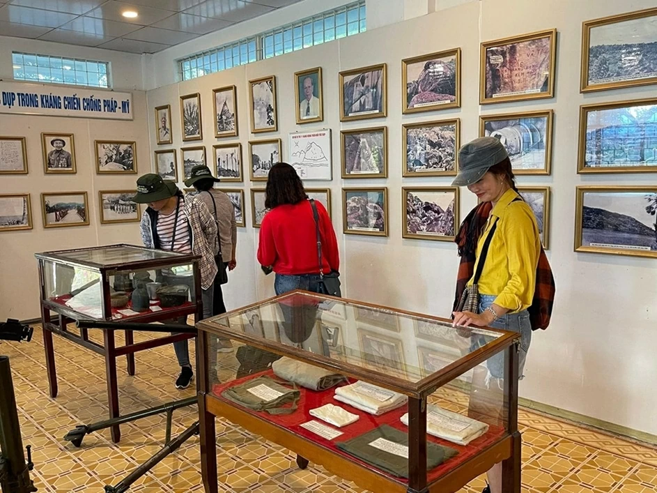 Tức Dụp tháng Tư: Đánh thức đại ngàn bằng bản giao hưởng hòa bình