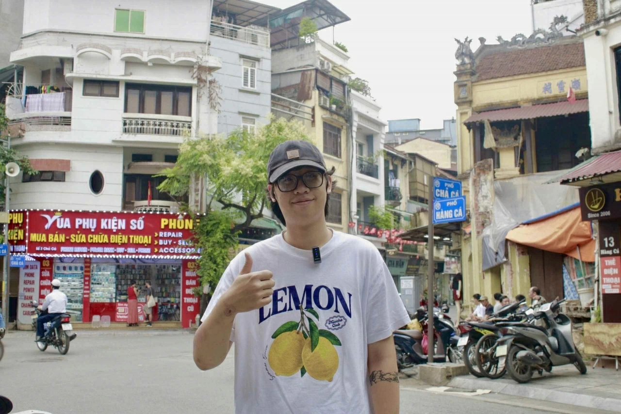 Anh Daniel Lee, du khách Singapore, chia sẻ về trải nghiệm đi xích lô trong phố cổ. (Ảnh: Thuý Nga)