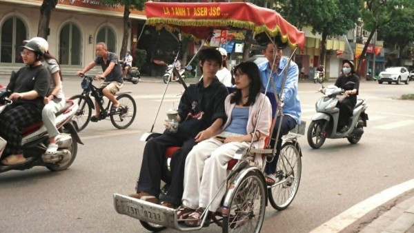 Cyclo 'captivates' international tourists in the heart of Hanoi