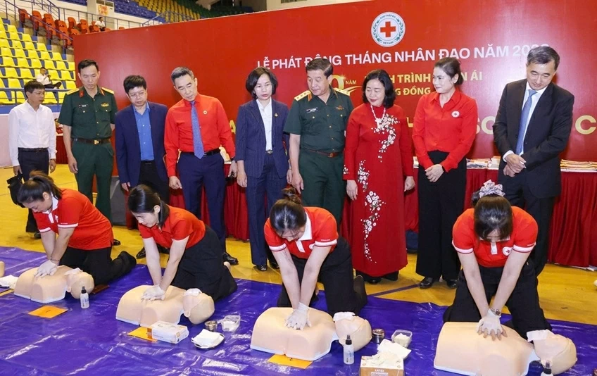 Lãnh đạo Đảng, Nhà nước, Ủy ban Trung ương MTTQ Việt Nam trải nghiệm kỹ năng sơ cứu cộng đồng tại Lễ phát động Tháng nhân đạo năm 2026. Ảnh: Quang Vinh