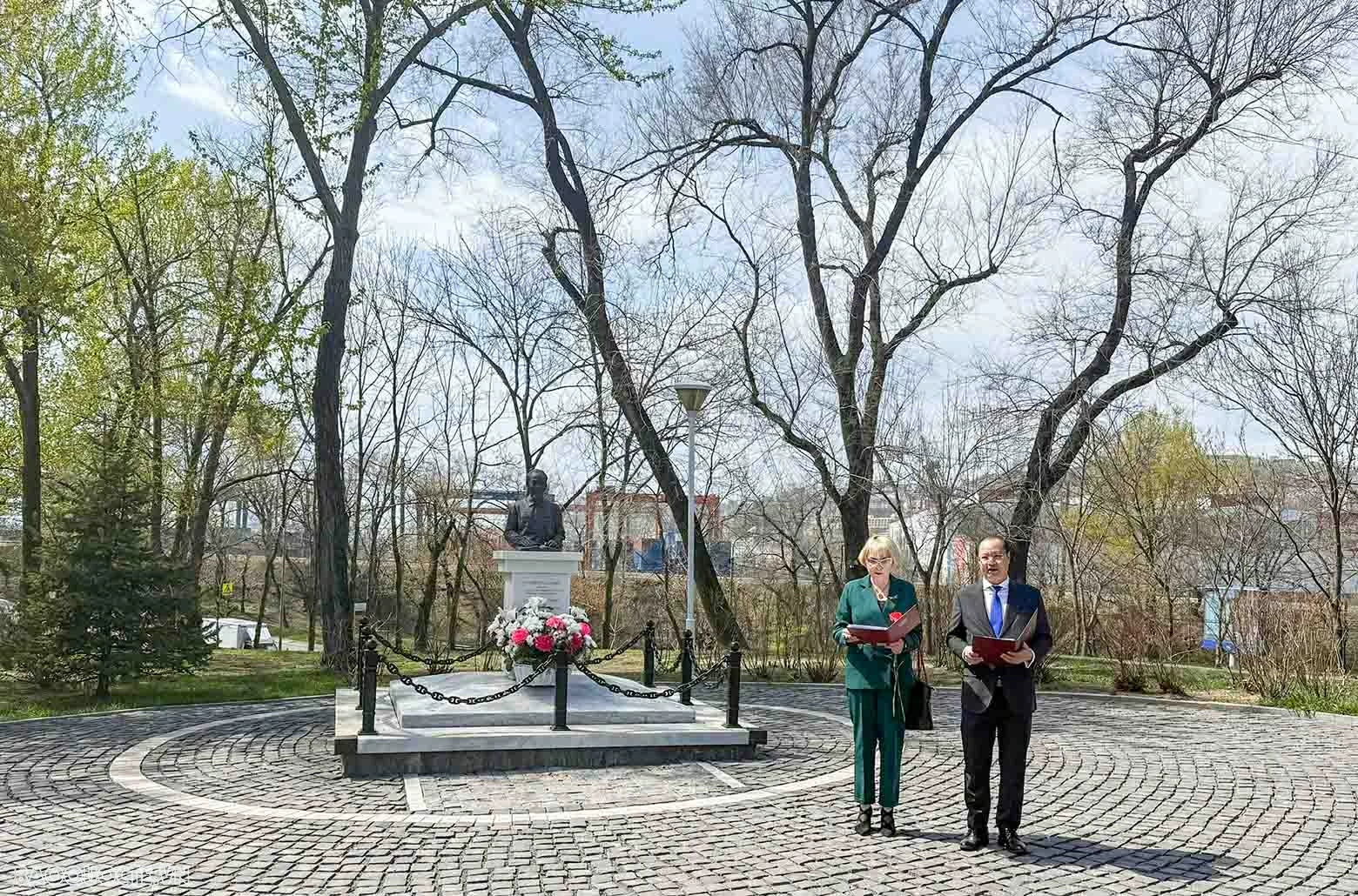 Tổng lãnh sự Nguyễn Việt Kiên phát biểu tại Lễ dâng hoa bên tượng đài Chủ tịch Hồ Chí Minh