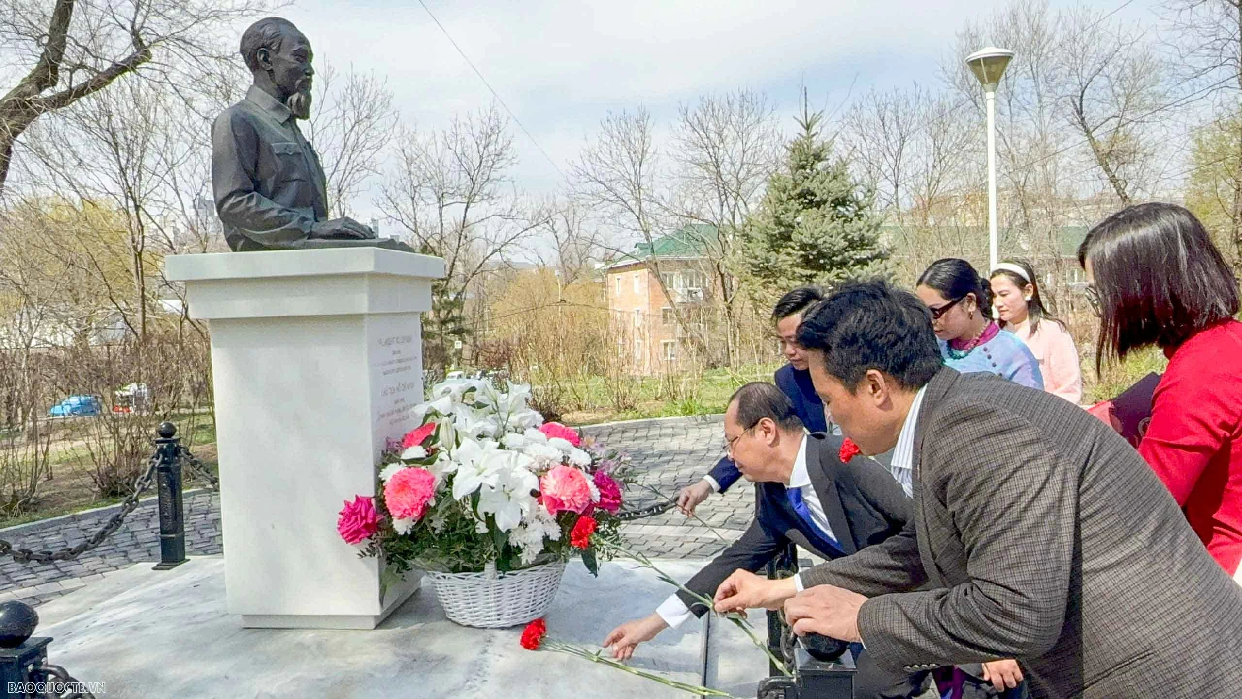 Cán bộ nhân viên Tổng lãnh sự quán dâng hoa