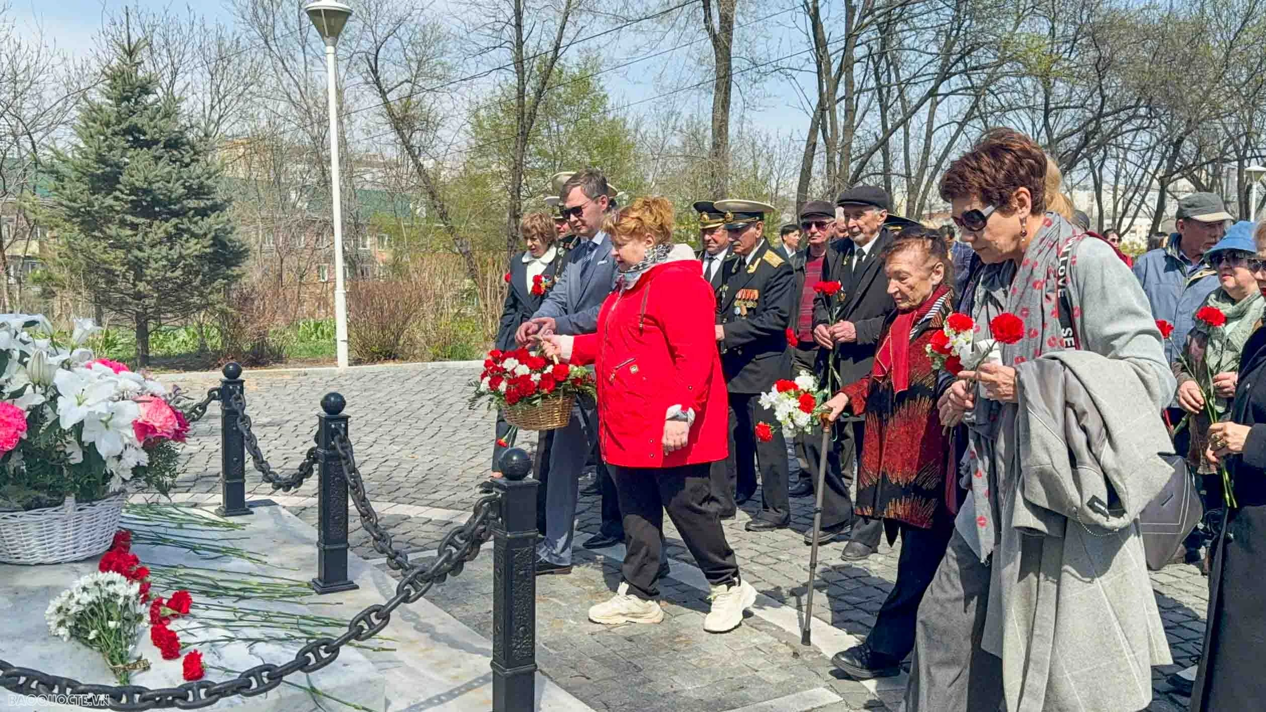 Xúc động và tự hào Lễ kỷ niệm 51 năm ngày Giải phóng miền Nam tại Vladivostok (Liên bang Nga)