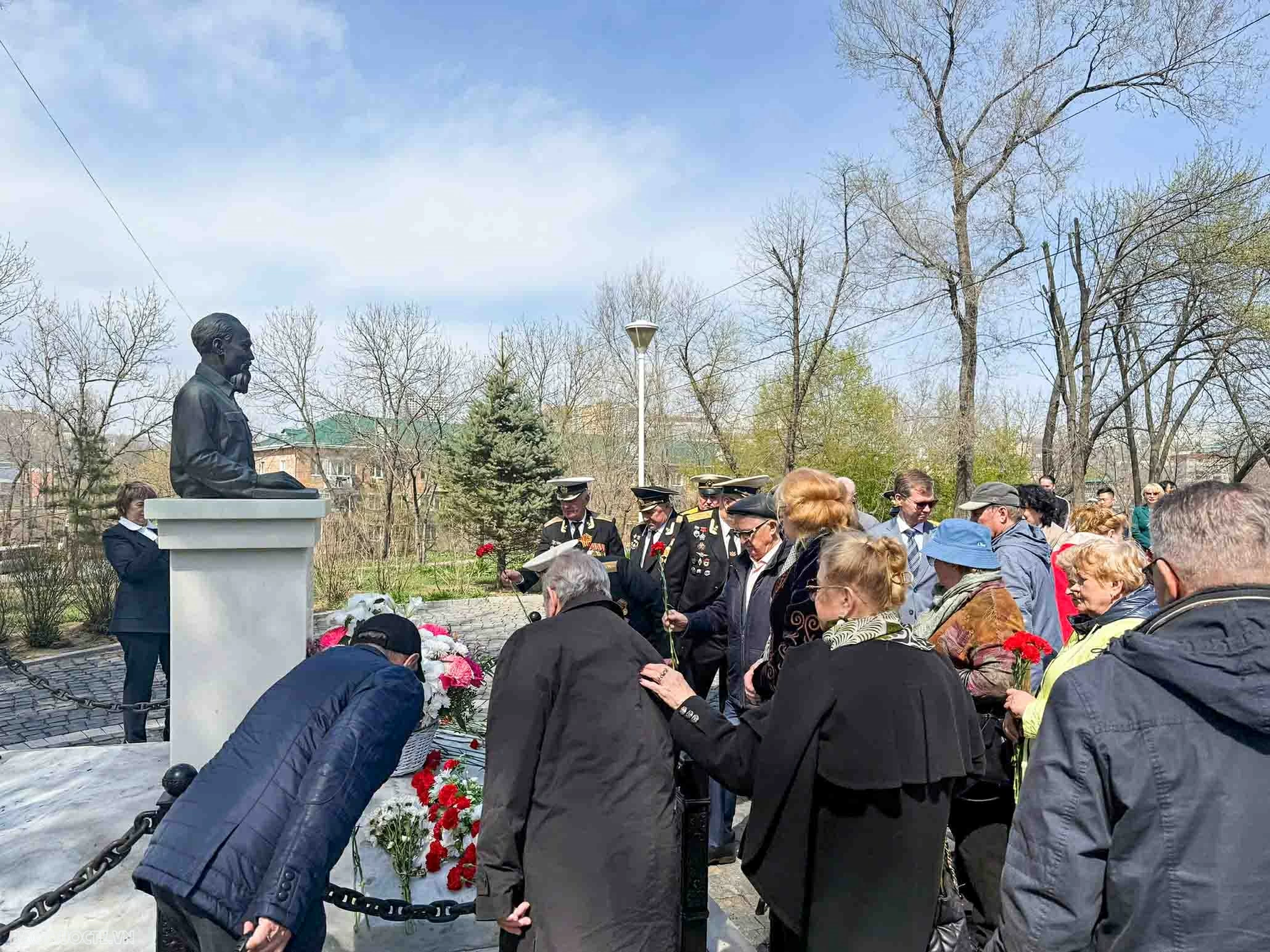 Xúc động và tự hào Lễ kỷ niệm 51 năm ngày Giải phóng miền Nam tại Vladivostok (Liên bang Nga)