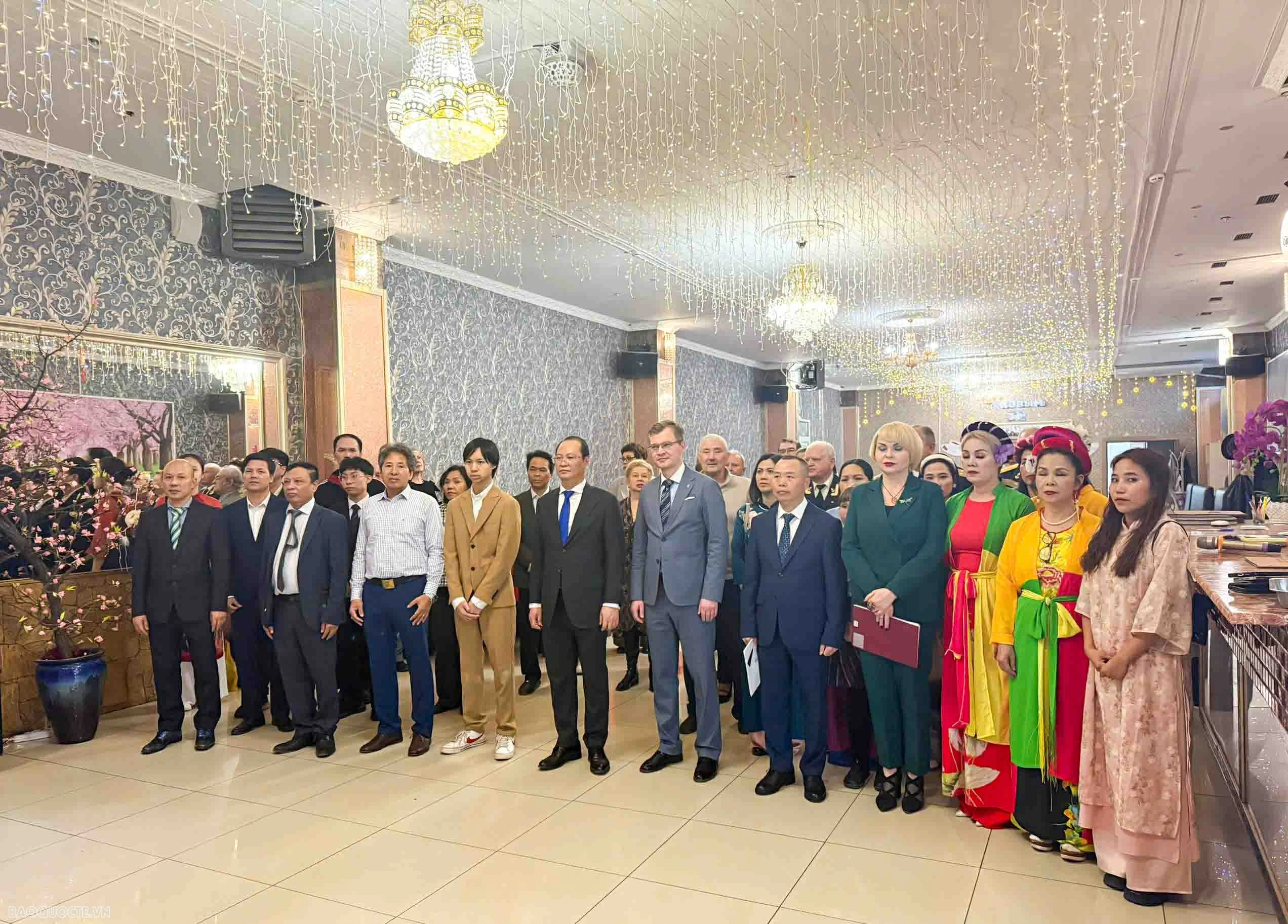 Các đại biểu tham dự Lễ kỷ niệm chào cờ và quốc ca hai nước