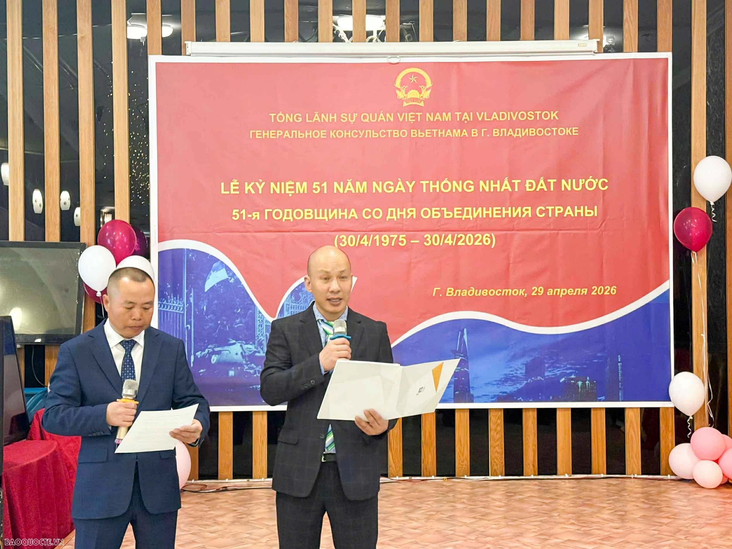 Ông Đỗ Tuấn Nghĩa và ông Đào Mạnh Dũng, đại diện Hội người Việt Nam tại Primorye phát biểu