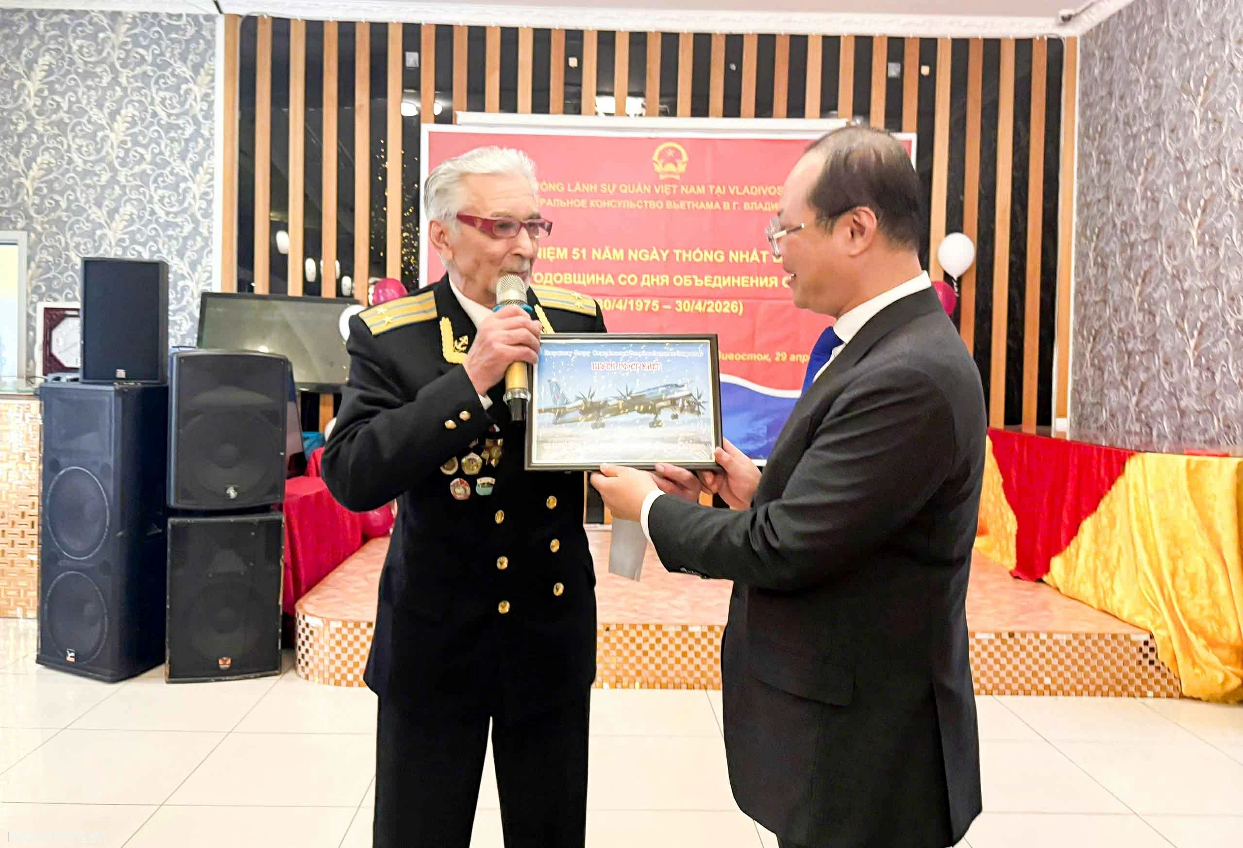 Ông Ivan Fedorovich Kolesnikov, cựu chiến binh phi đội bay “Kharol-Cam Ranh” kể lại những năm tháng hào hùng Ông Ivan Fedorovich Kolesnikov, cựu chiến binh phi đội bay “Kharol-Cam Ranh” kể lại những năm tháng hào hùng