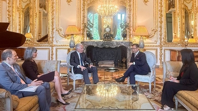 Đại sứ Việt Nam tại Pháp Trịnh Đức Hải chào xã giao Đại sứ Hoa Kỳ tại Pháp Charles Kushner