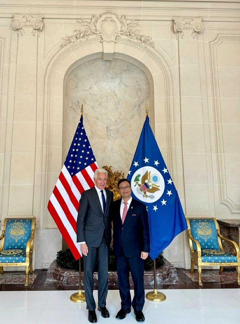 Đại sứ Việt Nam tại Pháp Trịnh Đức Hải chào xã giao Đại sứ Hoa Kỳ tại Pháp Charles Kushner