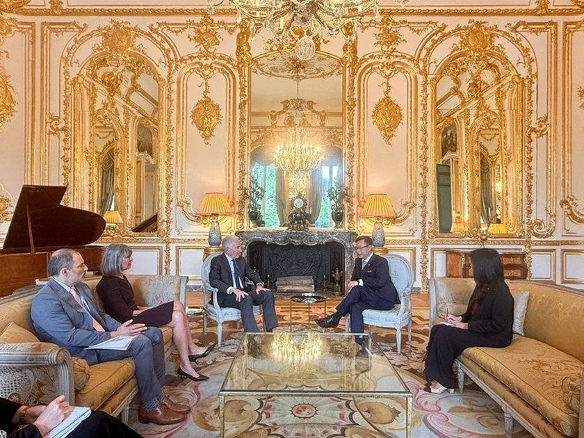 Đại sứ Việt Nam tại Pháp Trịnh Đức Hải chào xã giao Đại sứ Hoa Kỳ tại Pháp Charles Kushner