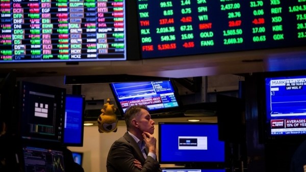 Thị trường chứng khoán Mỹ diễn biến trái chiều sau quyết định của Fed, giá vàng giảm xuống mức thấp nhất trong vòng 1 tháng