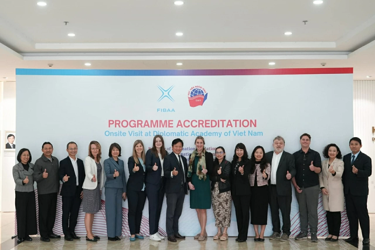 Đoàn chuyên gia FIBAA chụp ảnh lưu niệm với Lãnh đạo Học viện và Giảng viên phụ trách đảm bảo chất lượng và các ngành đào tạo. (Nguồn: Học viện Ngoại giao)