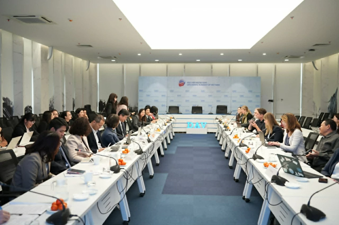 Trao đổi giữa Đoàn chuyên gia FIBAA và đại diện các chương trình đào tạo. (Nguồn: Học viện Ngoại giao)