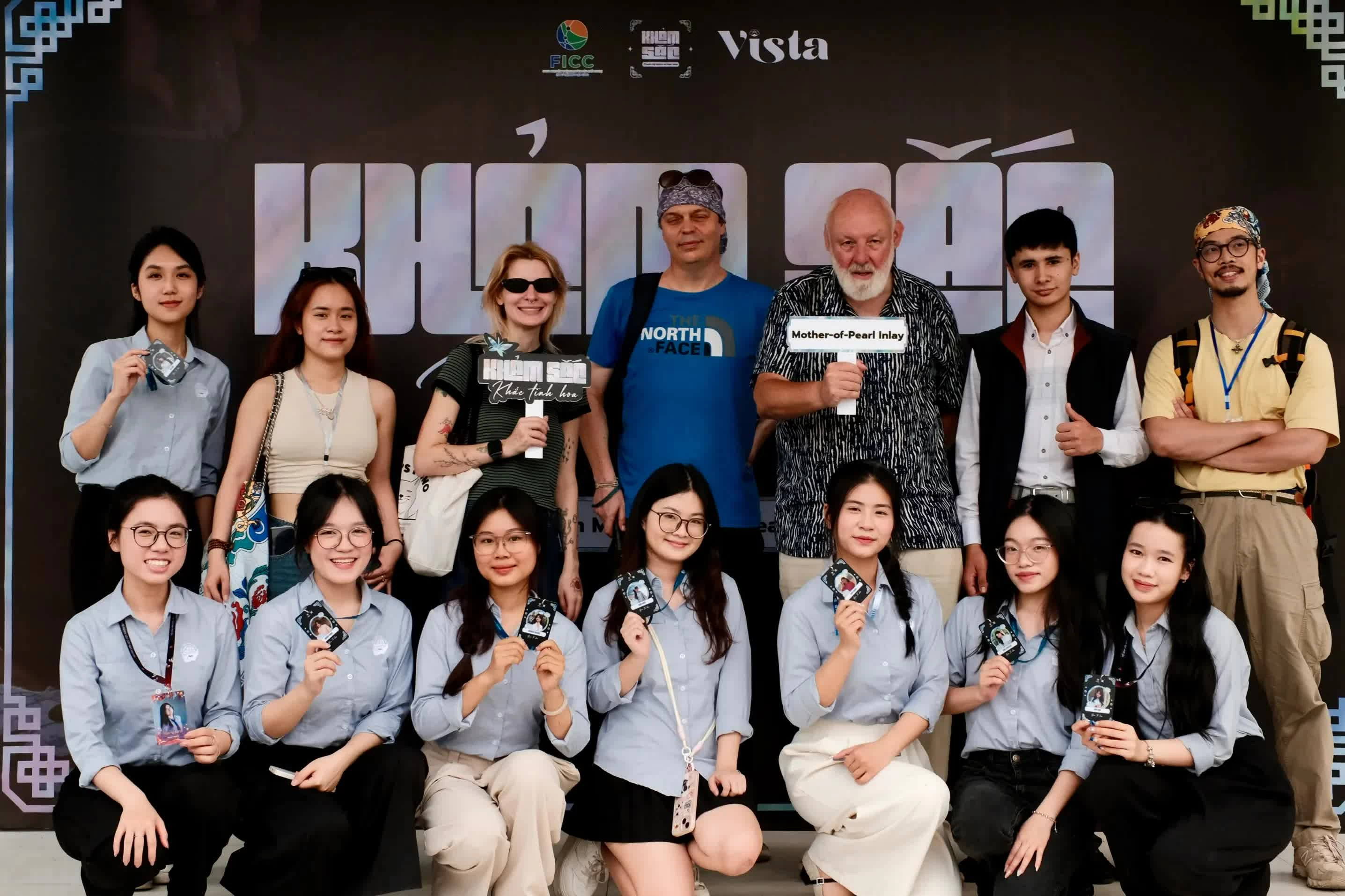 Ban Tổ chức và du khách tham gia minitour Khảm Sắc. (Ảnh: Ngọc Huyền) (Ảnh: Ngọc Huyền_