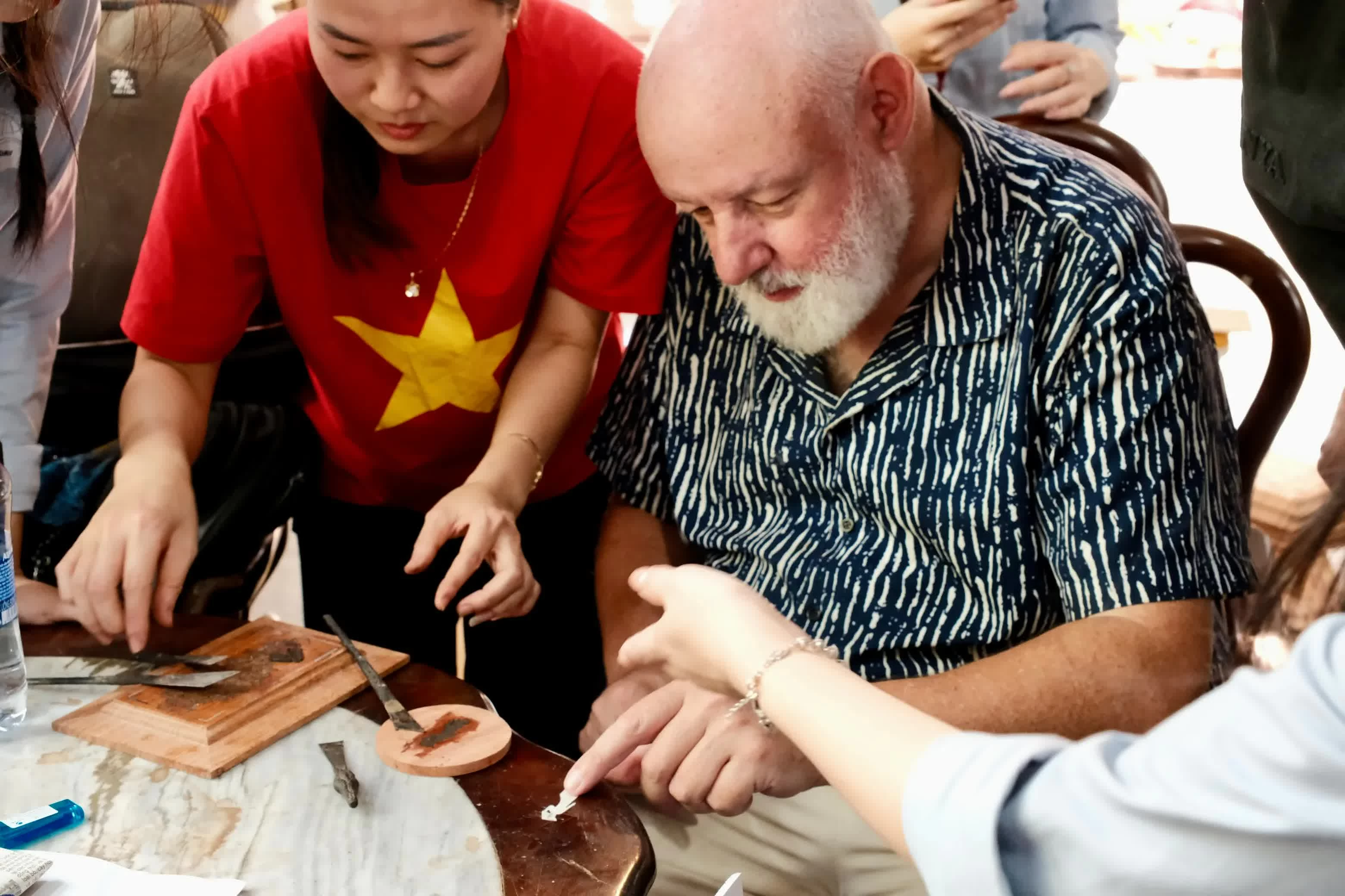 Chuỗi minitour Khảm sắc: Đưa du khách về làng trải nghiệm nghề khảm trai truyền thốngN THỐNG