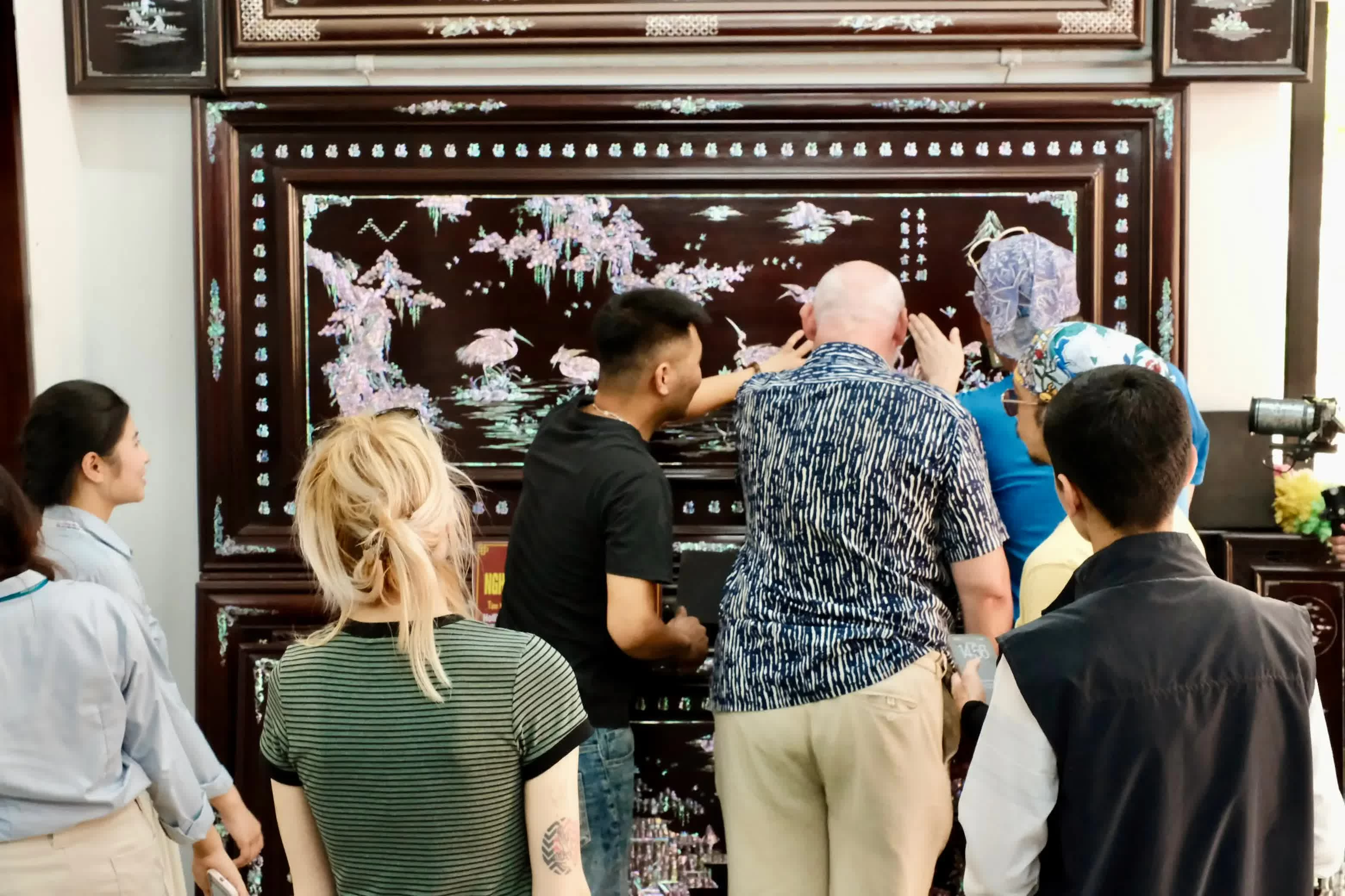 Chuỗi minitour Khảm sắc: Đưa du khách về làng trải nghiệm nghề khảm trai truyền thốngN THỐNG